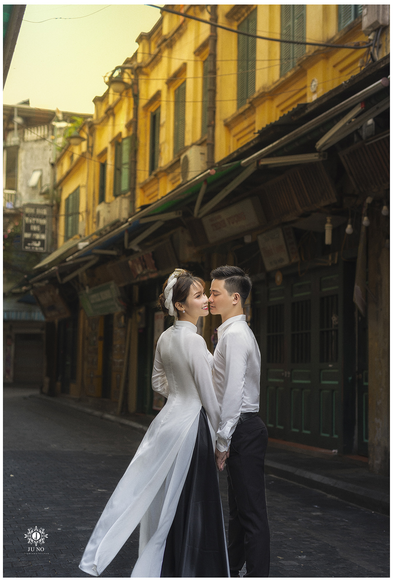 Những khoảnh khắc lãng mạn tươi đẹp của đôi uyên ương đã ghi lại trong ảnh cưới phố cổ Hà Nội sẽ khiến bạn đắm chìm trong không gian lãng mạn của thành phố ngàn năm văn hiến này.